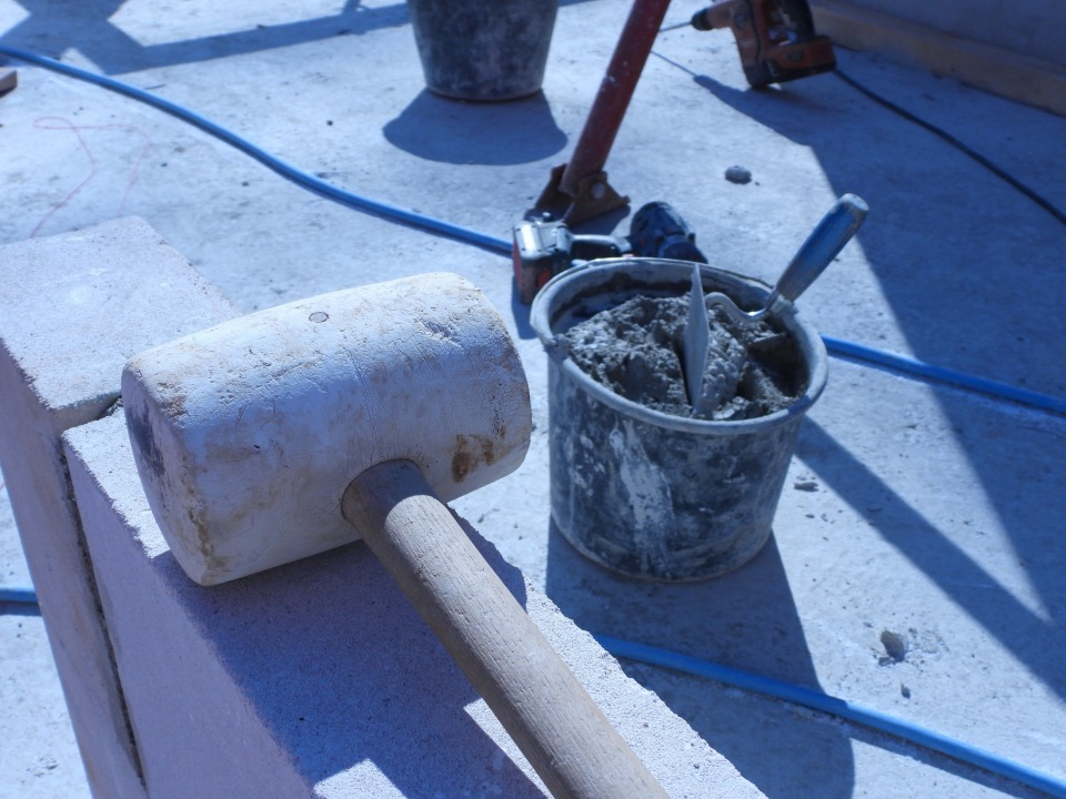 Werkzeug und Betonarbeiten auf einer Baustelle