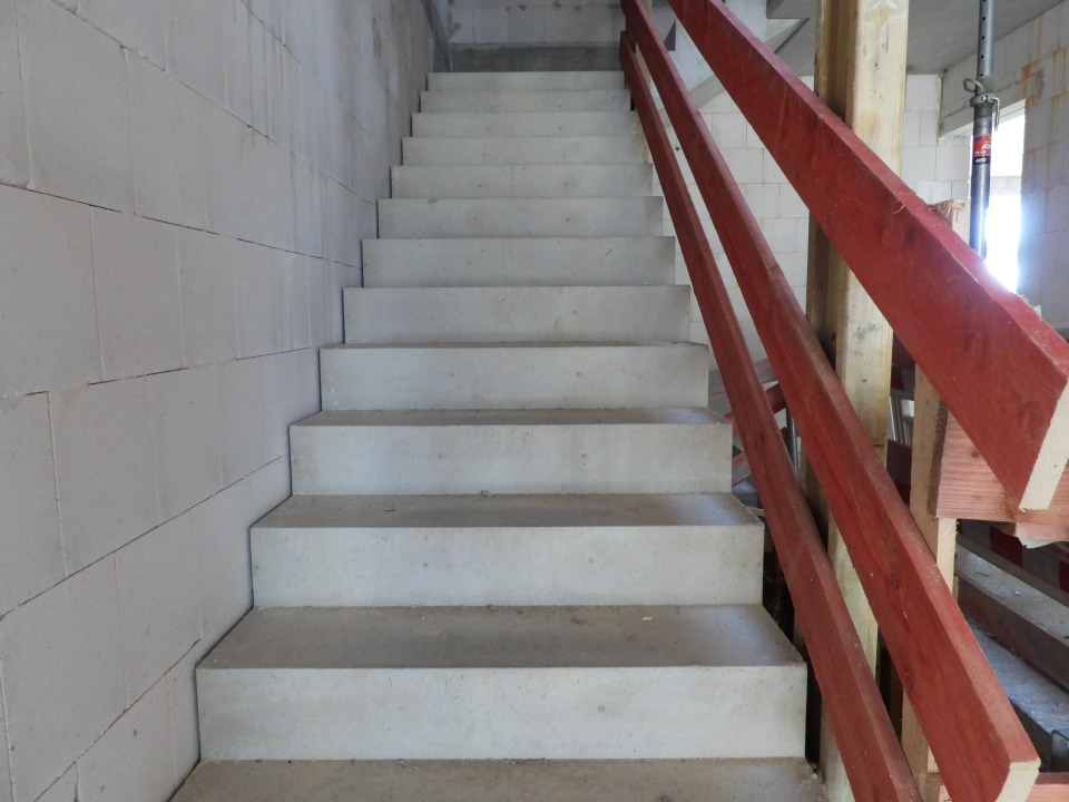 Betontreppe auf einer Baustelle
